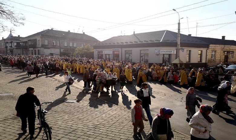 В Луцке тысячи верующих УПЦ прошли крестным ходом по улицам города