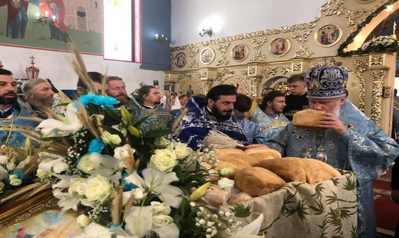 В Ужгороде в день иконы Богородицы «Спорительница хлебов» верующим раздали освященный хлеб