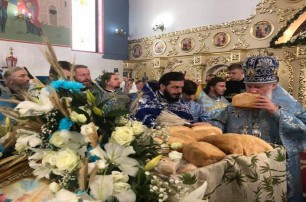 В Ужгороде в день иконы Богородицы «Спорительница хлебов» верующим раздали освященный хлеб