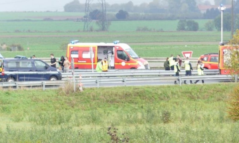 Во Франции перевернулся автобус, десятки пострадавших