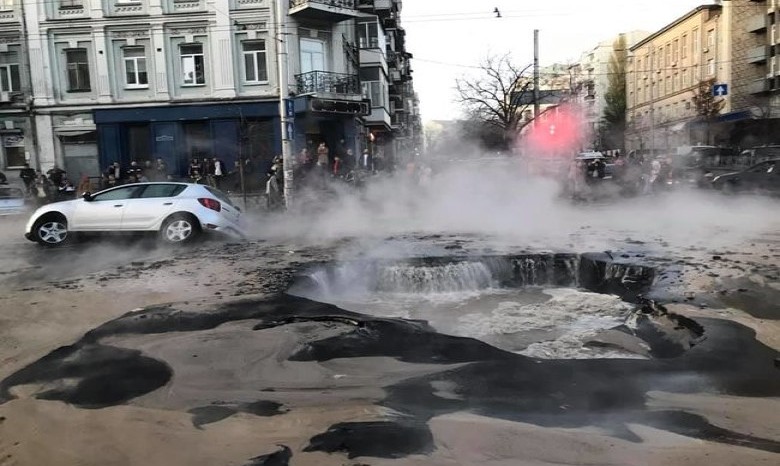 В центре Киева прорвало трубу с горячей водой. Несколько машин провалилось под асфальт