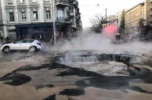 В центре Киева прорвало трубу с горячей водой. Несколько машин провалилось под асфальт