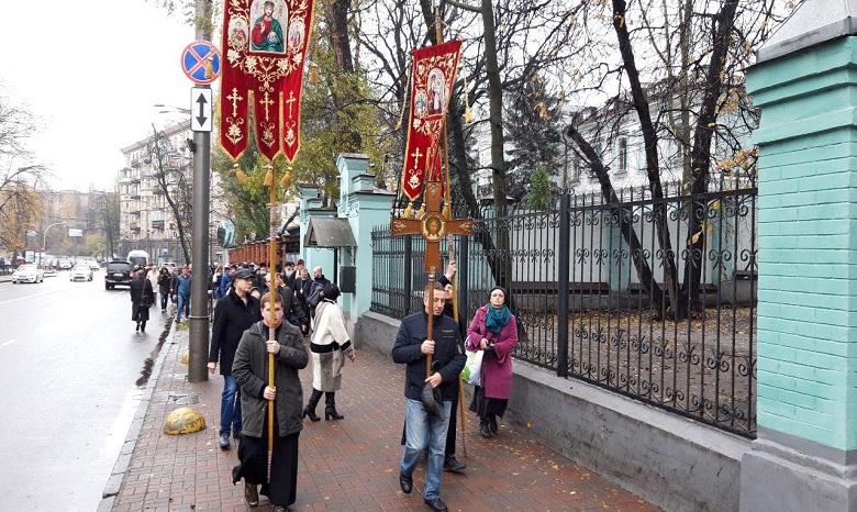 Сторонники УПЦ КП штурмовали апелляционный суд и направились к офису Президента