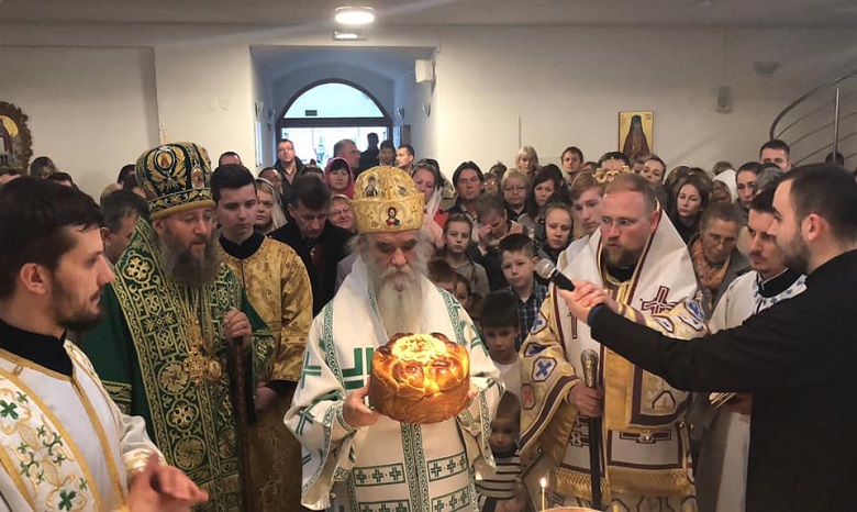 Управделами УПЦ подарил православным верующим Словакии иконы украинских святых