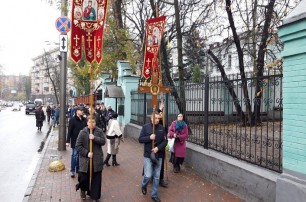 Сторонники УПЦ КП штурмовали апелляционный суд и направились к офису Президента