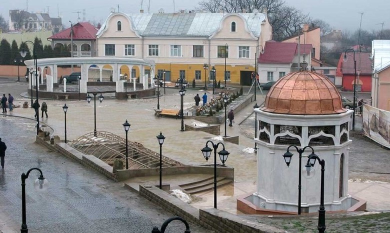 Жители Черновцов поддержали петицию против строительства храма ПЦУ