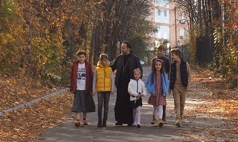 В Киеве священники УПЦ запустили видеопроект, в котором отвечают на вопросы детей о вере