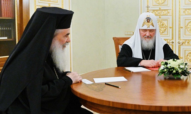 Патриарх Феофил получил из рук Патриарха Кирилла премию за укрепление единства православных народов