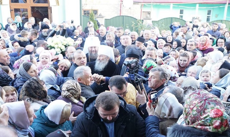 Верующие Закарпатья подарили Митрополиту Онуфрию Нанковскую икону Богородицы