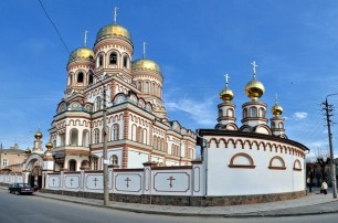 В Черновцах верующие УПЦ отмечают 115-летие Свято-Введенского монастыря