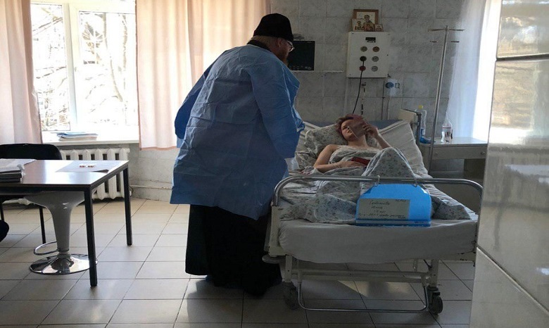 В Одессе священник УПЦ посетил пострадавших в результате пожара