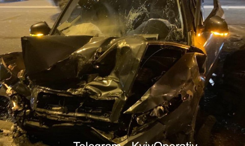 Пьяный водитель в центре Киева протаранил встречный автомобиль: погибла девушка