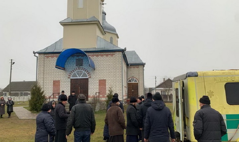 На Ровенщине продолжается религиозный конфликт: 100 правоохранителей заблокировали вход в храм УПЦ