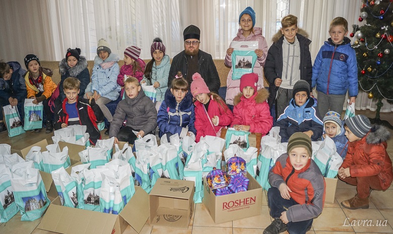 Братия Киево-Печерской лавры передала детям-подопечным Центра социально-психологической реабилитации подарки
