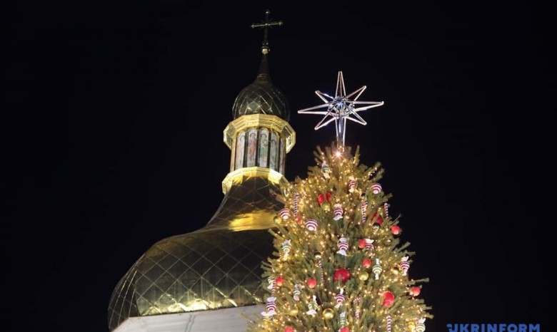 В Киеве открыли главную елку страны