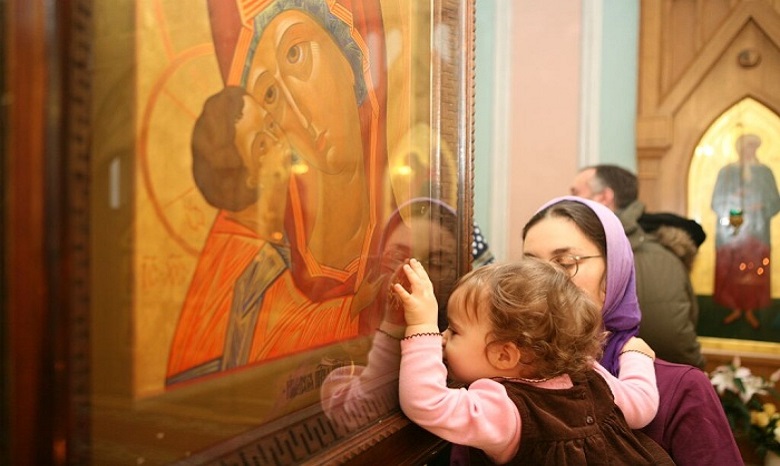 В УПЦ объяснили, зачем православные целуют иконы