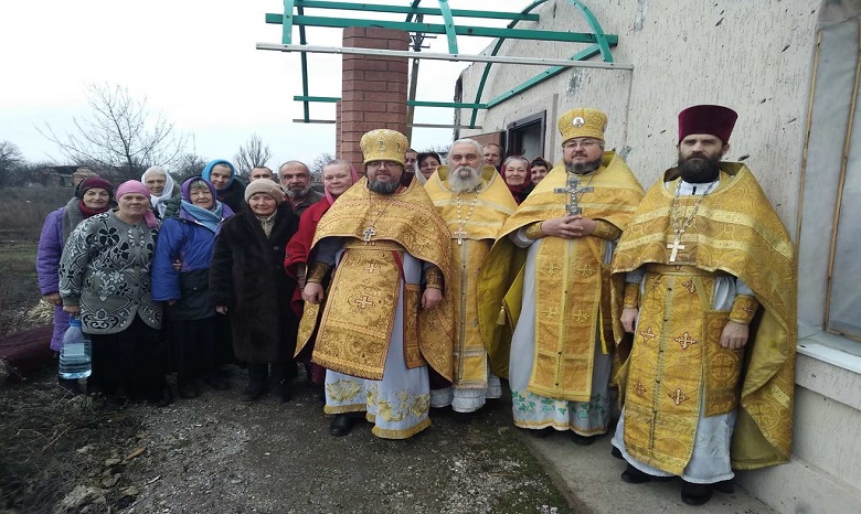 На Донбассе община УПЦ, которая 5 лет молилась под обстрелами, отметила престольный праздник