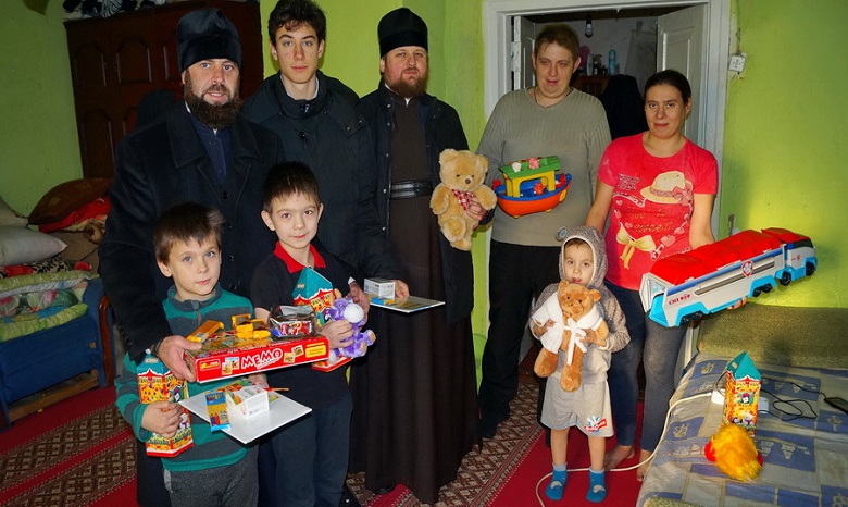 Братия Киево-Печерской лавры передала подарки многодетным семьям