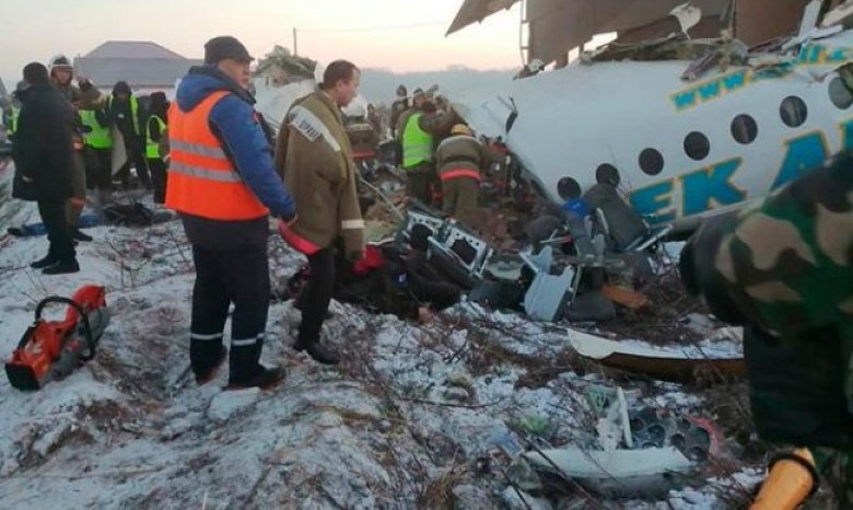 В Казахстане разбился пассажирский самолет, на борту 100 человек
