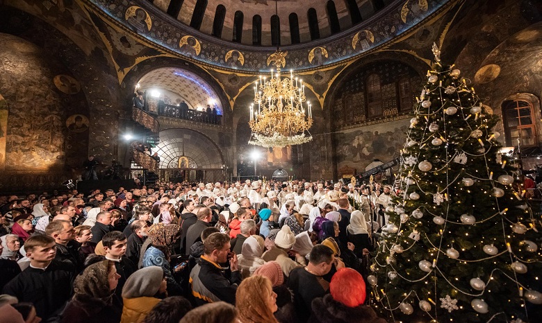 В Киево-Печерской лавре тысячи верующих УПЦ отмечают праздник Рождества Христова