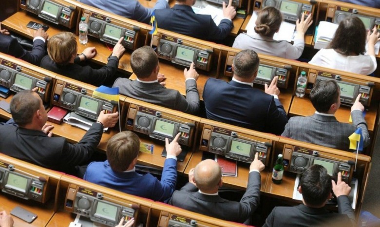 Зеленский подписал закон об ответственности нардепов за неперсональное голосование