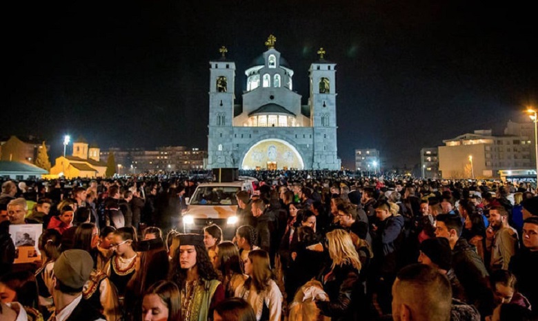 В Черногории тысячи верующих совершили протестные шествия-молебны
