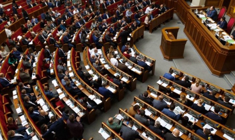 Рада предварительно одобрила идею Зеленского изменить Конституцию и полномочия ВР
