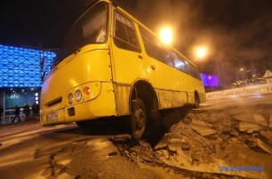 В Киеве - прорыв трубы: подтопило Ocean Plaza, под асфальт "ушла" маршрутка