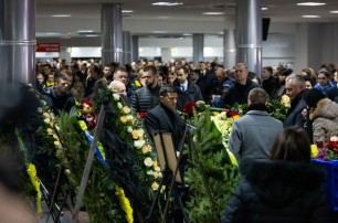 В "Борисполе" попрощались с погибшими в катастрофе самолета МАУ