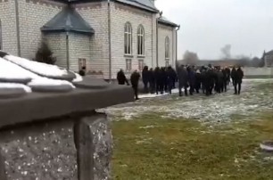 На Ровенщине активисты ПЦУ, срезав замки, захватили храм УПЦ