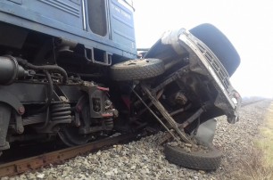 На Закарпатье поезд протаранил грузовик, двое погибших