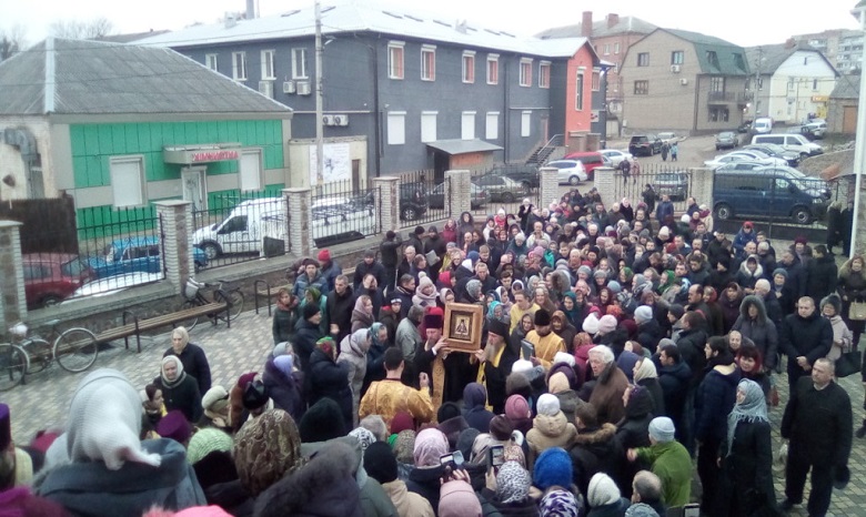 На Житомирщине сотни верующих УПЦ встретили икону святителя Луки Крымского с частицей его мощей