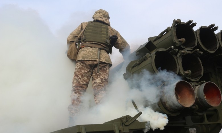 Украинские военные провели на Донбассе учения со “Смерчами”