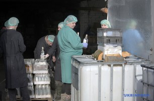 37 тысяч бутылок: в Украине провели крупнейшую утилизацию "паленой" водки