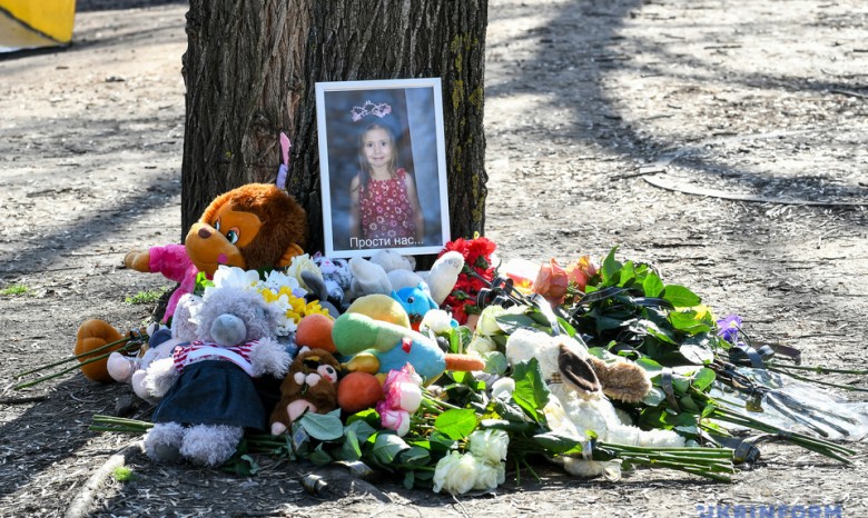 Жители Запорожья принесли цветы и игрушки в парк, где погибла  девочка
