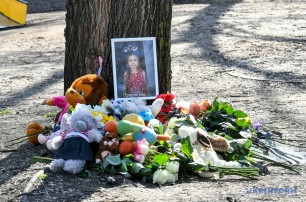 Жители Запорожья принесли цветы и игрушки в парк, где погибла  девочка