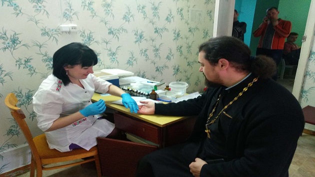 Священники Запорожской епархии УПЦ сдали кровь для онкобольных детей