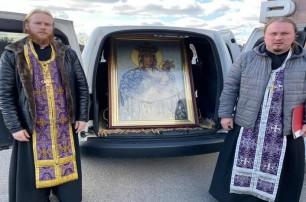 В Житомире священники УПЦ провезли чудотворную икону по улицам города с молитвой об избавлении от эпидемий