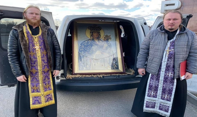 В Житомире священники УПЦ провезли чудотворную икону по улицам города с молитвой об избавлении от эпидемий