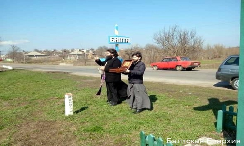 Священники УПЦ обвезли вокруг Балты ковчег с частицей мощей святителя Луки Крымского