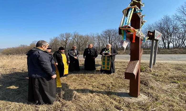 На Хмельниччине священники УПЦ молятся на въездах в города против коронавируса