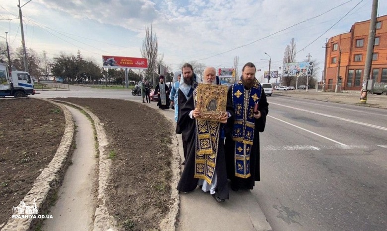 Представители УПЦ объехали вокруг Одессы с чудотворной иконой и молитвой против коронавируса