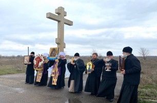 Вокруг Херсона митрополиты и священники УПЦ совершили крестный ход со святынями