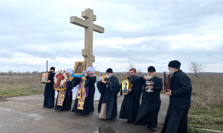 Вокруг Херсона митрополиты и священники УПЦ совершили крестный ход со святынями