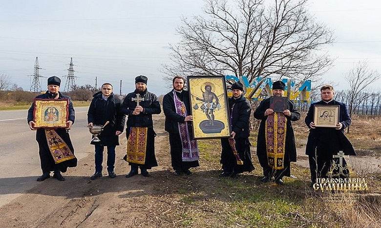 В Сумах священники УПЦ совершили автомобильный крестный ход с чудотворными иконами