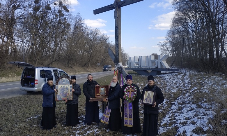 На Волыни священники УПЦ совершили автомобильный крестный ход