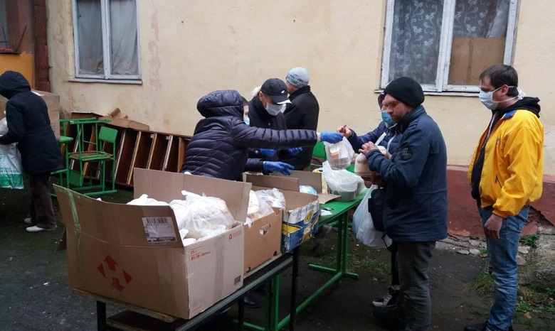 В Ивано-Франковске представители УПЦ раздали нуждающимся маски и продукты
