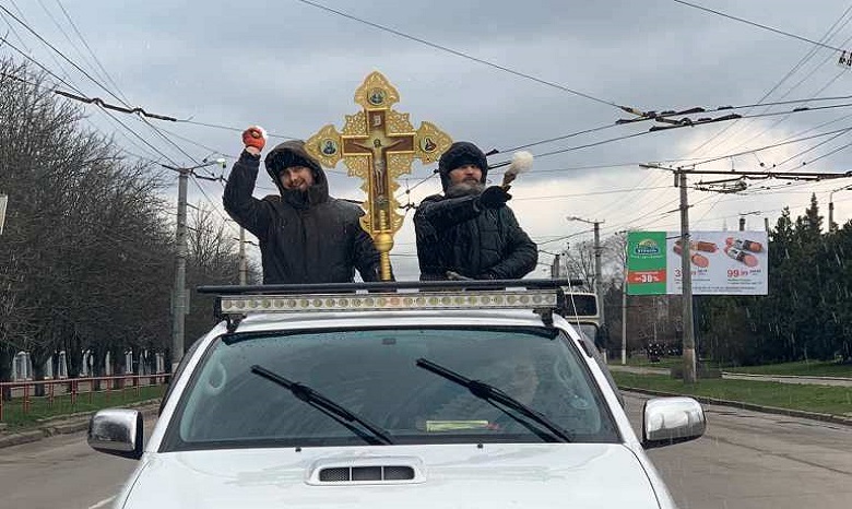 В Кропивницком священники УПЦ окропили улицы крещенской водой