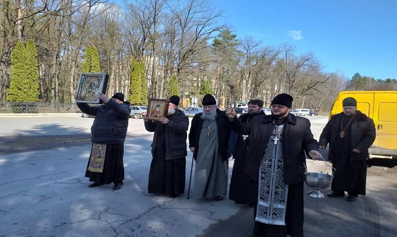На Винниччине священники УПЦ молятся на въездах в города против коронавируса