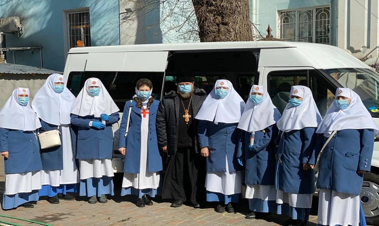 В Одессе на «Привозе» сестры милосердия раздали маски и антисептики